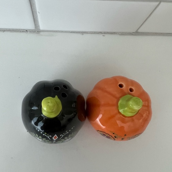 Mini π Halloween Ceramic Sal & Pepper Shakers - Picture 5 of 12